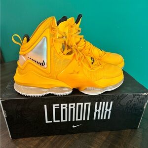 Men’s Nike Lebron XIX “Hard Hat” University Gold size 10 Basketball Shoes
